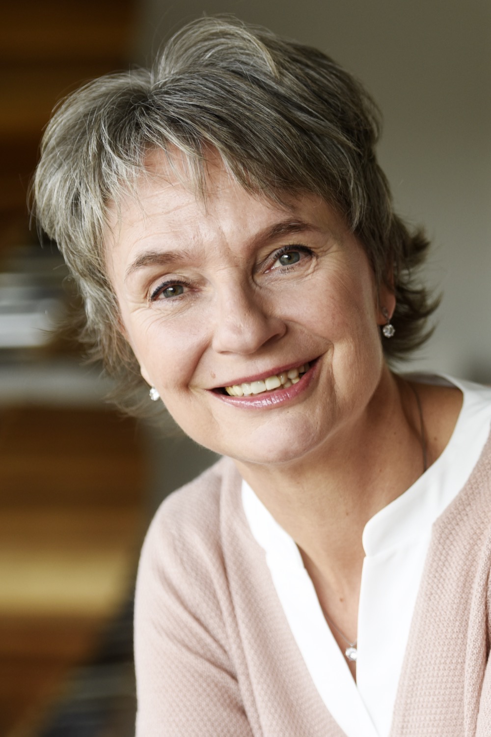 Jeanette Nentwig lächelt, sie trägt eine helle Bluse und eine rosafarbene Strickjacke