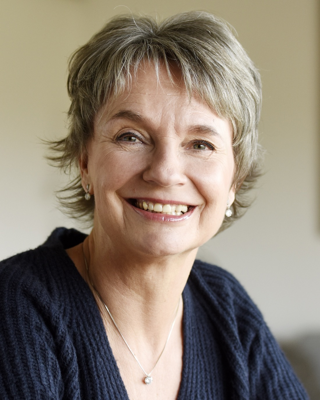 Jeanette Nentwig, Journalistin und Autorin, lächelnd im dunkelblauen Strickpullover